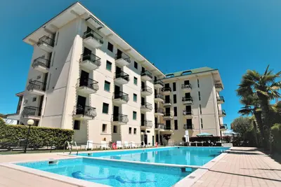 Image de Appartement avec balcon et accès à la piscine
