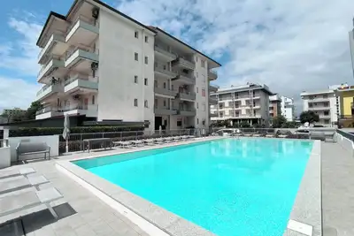 Image de Studio avec balcon et piscine