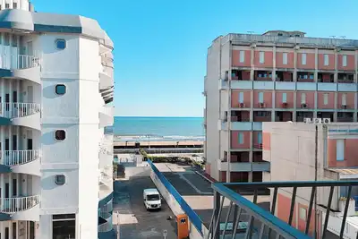 Image de Studio en bord de plage avec piscine partagée