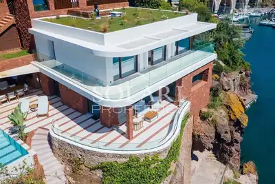 Image de Unique : Villa pied dans l'eau avec bateau et ponton privés - Théoule Baie de Cannes