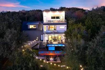Image de Lake Austin Views + Pool, Firepit, Deck, Game Room | Sundown Social by AvantStay