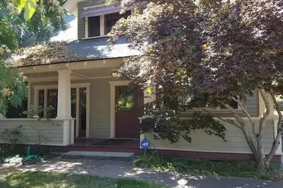 Image de This cottage is a 2 bedroom(s), 2 bathrooms, located in Jacksonville, Or.