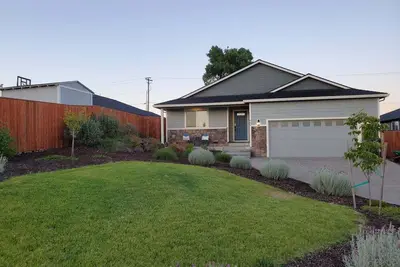 This house is a 4 bedroom(s), 2 bathrooms, located in Eagle Point, Or.