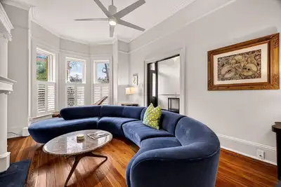 Image de Chic 2br Near Forsyth Park w/ Courtyard, Parking by Lucky Savannah