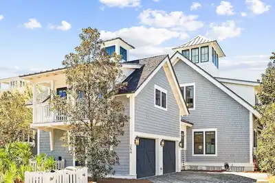 Image de Gorgeous 7 Bedroom 7 Bath Large Home with Carriage House in Gated WaterSound!