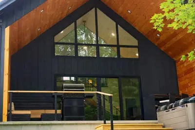 Image de New Modern Cabin with Private Hot Tub close to all Hocking Hills attractions