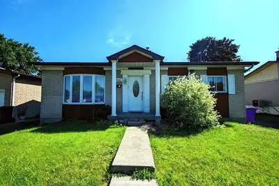 Image de Near Montreal, free parking, spacious, calm and comfortable independant house