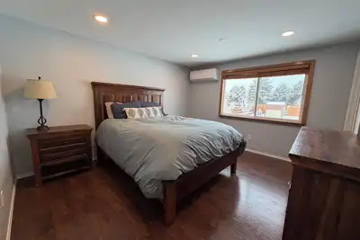 Image de 5-bedrooms, Tons of Outdoor Space, Central Location!