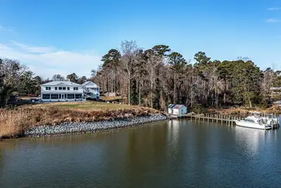 Image de Waterfront 4-bedroom homestead with pool, jacuzzi, and dock access. Sleeps 11!