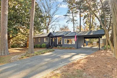 Image de Buckhead Private Retreat 1/2 Acre Fenced Back Yard