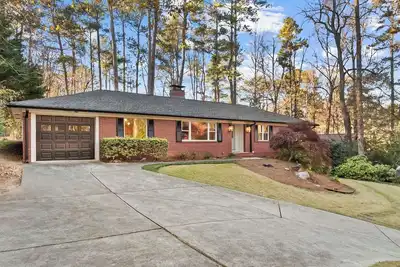 Image de 5br Buckhead Walk to Lenox 4 Kings w Huge Fenced Yard, Garage, 75\" Tv Nintendo