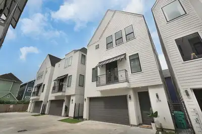 Image de Priv 3br + 4ba Home w/ Movie Room & Free Parking