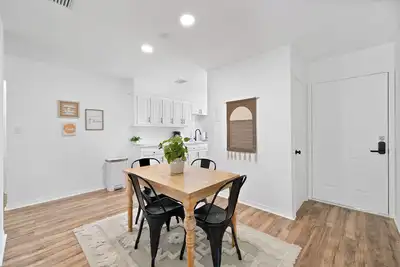 Image de Cheerful 2 Bedroom Cottage King Bed + Fenced Yard