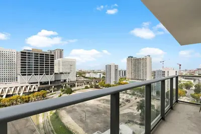 Image de Free Parking & Rooftop Pool Access | Prime Condo