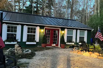 Image de Lakeside cottage on Lermond Pond. Eclectic mix of antiques and art. Ac