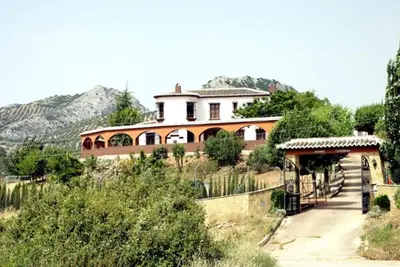 Image de Maison de campagne avec piscine et vue montagne à Villanueva del Rosario