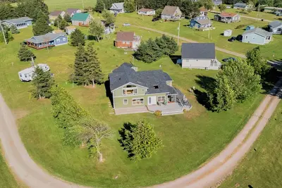 Image de 100 steps out front to your red sandy beach!