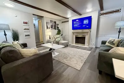 Image de Excellent 3 Br 2. 5 bath minutes from downtown