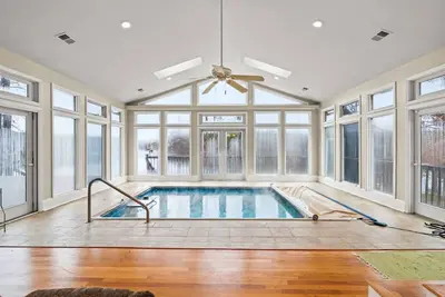 Image de Lakefront, Indoor Pool, 4 Bedroom w/ Gym & Playroom