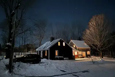 Image de Serene 3-bed cottage in the Midcoast Maine woods, perfect for a quiet getaway.
