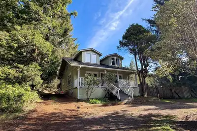 Image de Serene, renovated  home on 3 acres - close to hiking trails, redwoods, & beach
