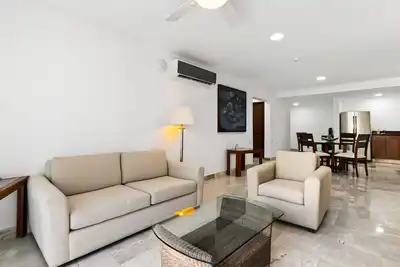 Image de Well-located hillside suite with rooftop pool, fitness center & family features