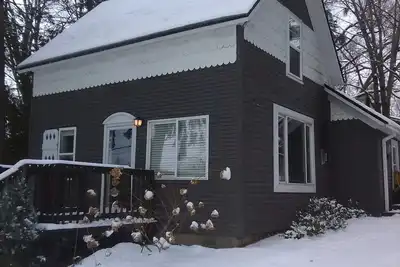 Image de Cozy 3-bedroom, 2 bath Cottage w/ Central Heat, Gas Fireplace, Ac and privacy \n\n