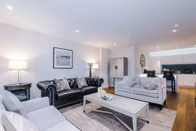 Image de The Monochrome Suite - *Free Parking*, Central Location, 2 Bed Stylish Apartment