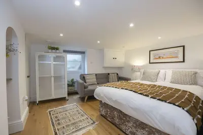 Image de Lovely-Vue sur Rue-Maison-Salle de bain privée