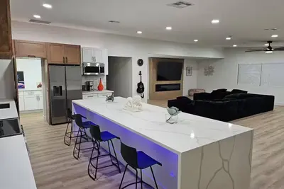 Image de Luxury Desert Mansion on a Budget? Click to find out mo…