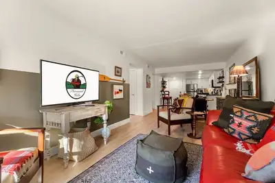 Image de Private hot tub  • Walk to Landing • Pet-friendly • Sleeps 6 • Free show tickets