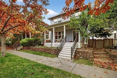 Bungalow Blue- Steps to Restaurants, Parks, Etc! !