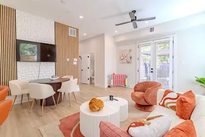 Image de Stylish Spring Branch Home near Memorial Mall