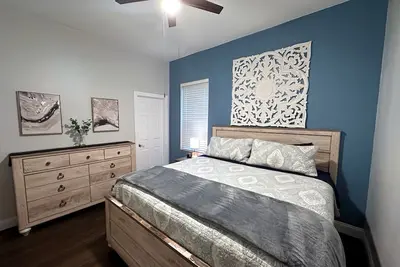 Image de Beautiful 5-bedroom with fire-pit & grill. \nLocated near Speedway & Downtown.
