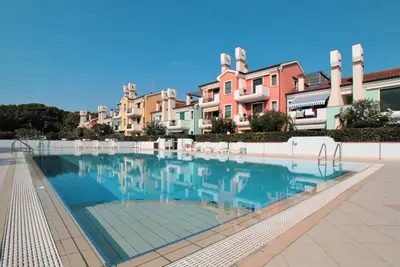 Image de Appartement moderne avec accès à la piscine