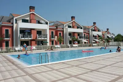 Image de Appartement avec terrasse et piscine