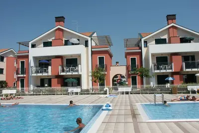 Image de Appartement confortable avec terrasse et piscine