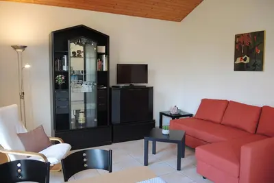 Image de Appartement au rez-de-chaussée d'une maison individuelle entourée d’un grand jar