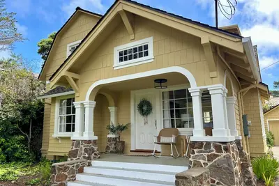 Image de 4041 Canary Cove, Updated Dutch Colonial in Carmel