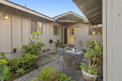 Image de 4050 La Maison Des Fleurs - Near Forest Theater