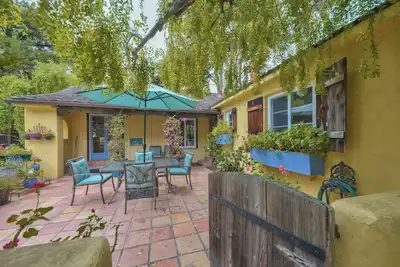 Image de 4055 The Rabbit Hutch - Unique, Quaint Carmel Home