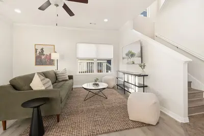 Image de The Encore - 2 mi to Amp - 1 mi to Promenade