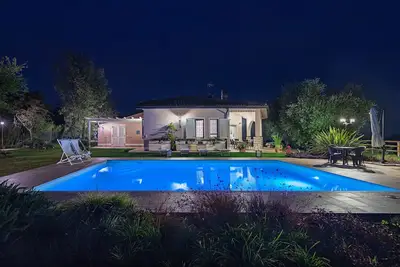 Image de Villa Daniela with swimming pool and lake view