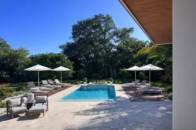 Image de Private Palm Oasis - Pool, Spa, Fire Pit & Outdoor Kitchen