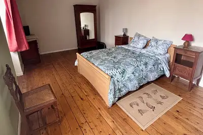 Image de Grande maison jardin. 3 chambres, salle à manger, 2 salles de bain.