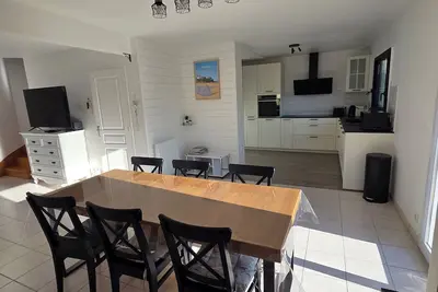 Image de Maison Familiale avec Jardin Clos & Terrasse Sud – 15min Plage & Port-Breton