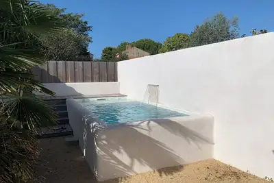 Image de Cœur de ville – Maison de pêcheur rénovée avec piscine, plage, gare et commerces