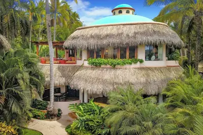 Image de Casa Enamorada – Oceanfront Escape. 3-bedroom, 3-bath home. Superb location!