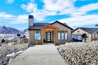 Image de Stunning Eden Cabin w/ Hot Tub & Mountain Views