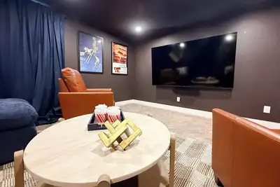 Image de New! 5 Bedroom, with Sonos Movie Theater~Hot Tub~Sauna~Game Rooms~Firepit